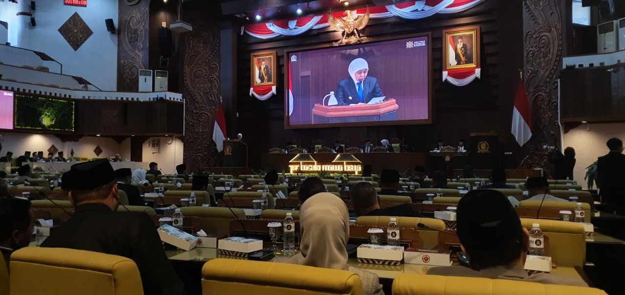 Gubernur Khofifah Indar Parawansa saat menghadiri rapat Paripurna DPRD Jatim, Senin (28/9/2026).