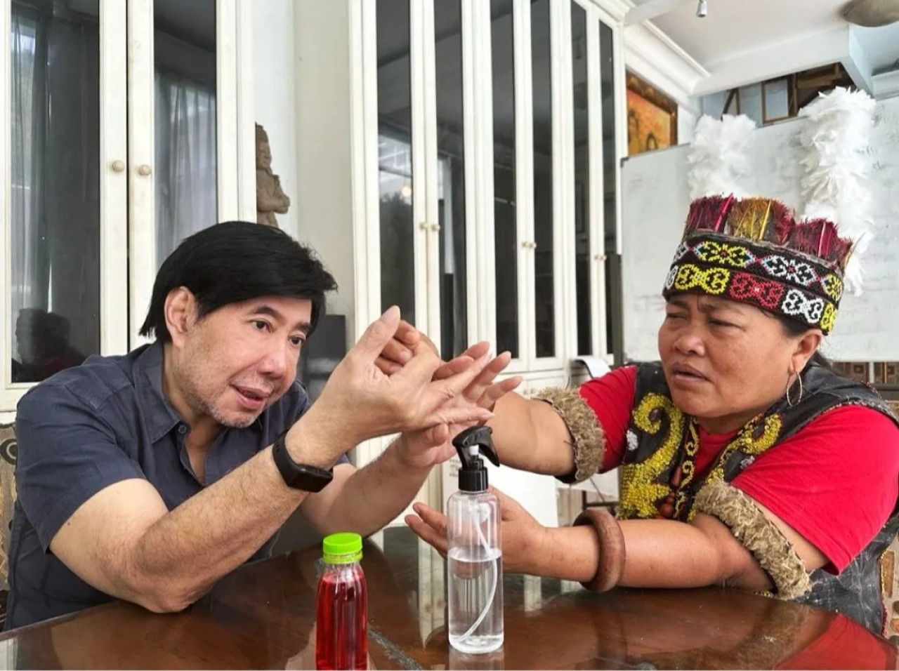 Guruh Soekarnoputra (kiri) saat bersama Ibu Ida Dayak.