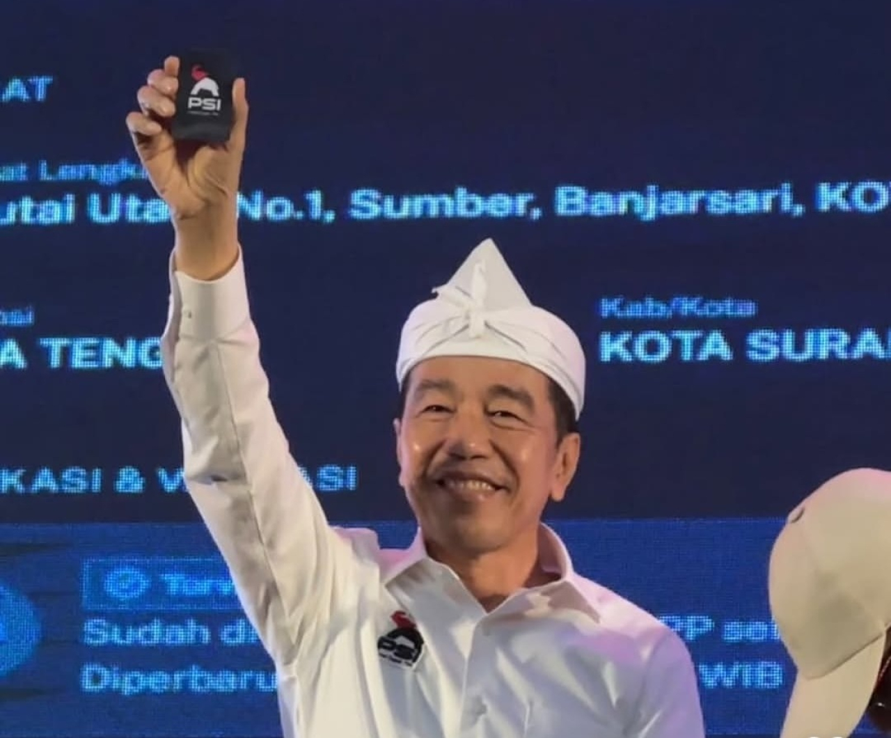 Jokowi tunjukkan KTA di Rakorda PSI Bandung, Sabtu (27/9/2026). (Foto: Instagram @psi_id)