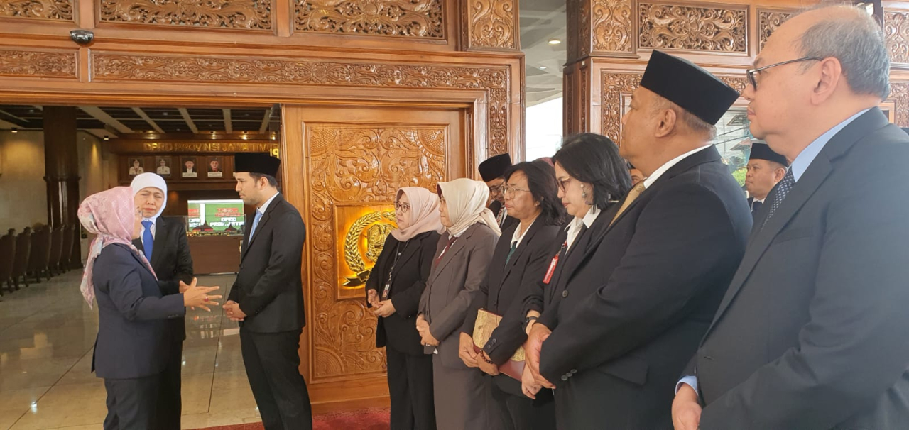 Khofifah Ajak Warga Jatim Kenang G30S, Merah Putih Setengah Tiang Hari Ini