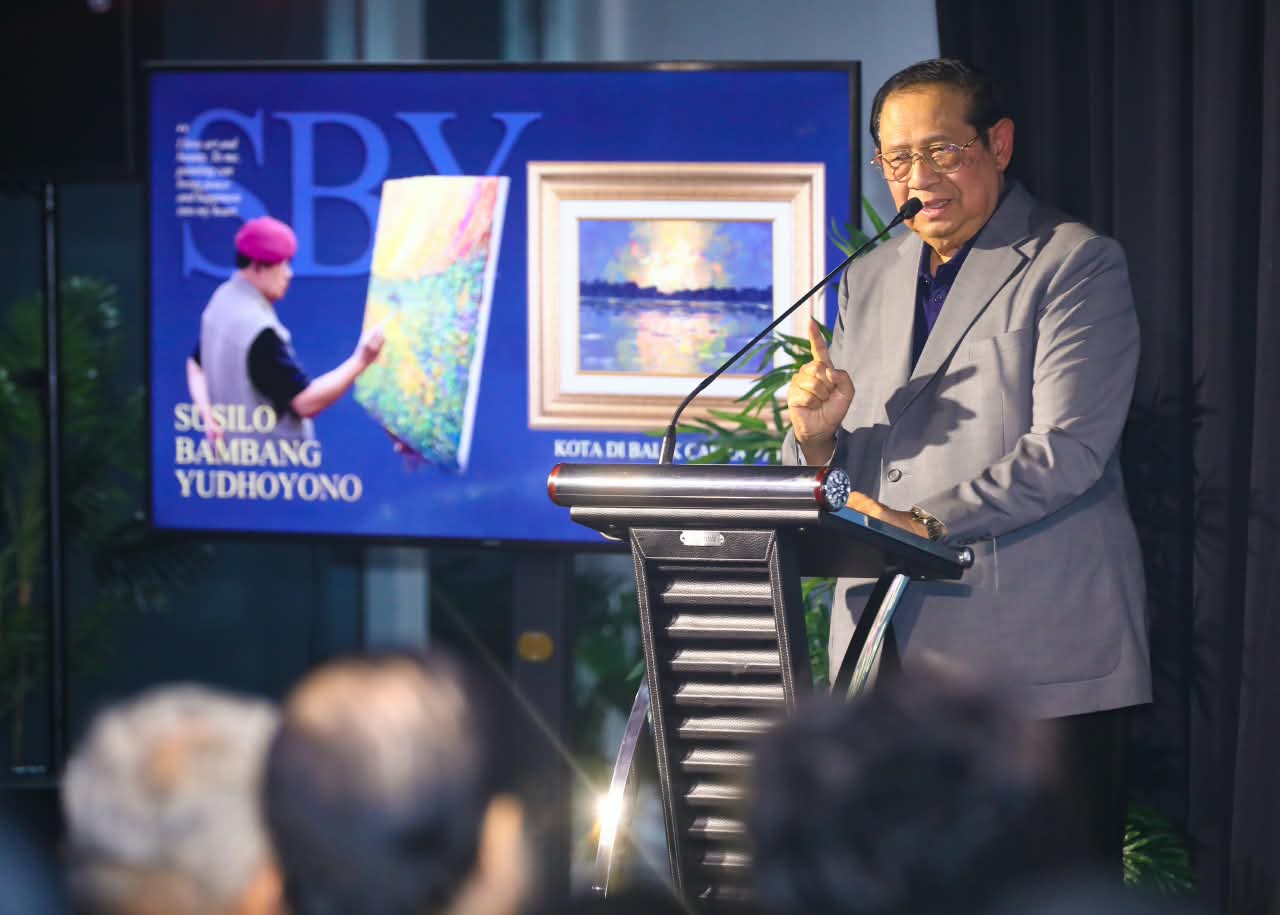 Presiden ke-6 RI Susilo Bambang Yudhoyono (SBY) menunjukkan karya lukisnya saat pameran 95 lukisan di Hotel Vasa Surabaya, Selasa (15/9/2026).