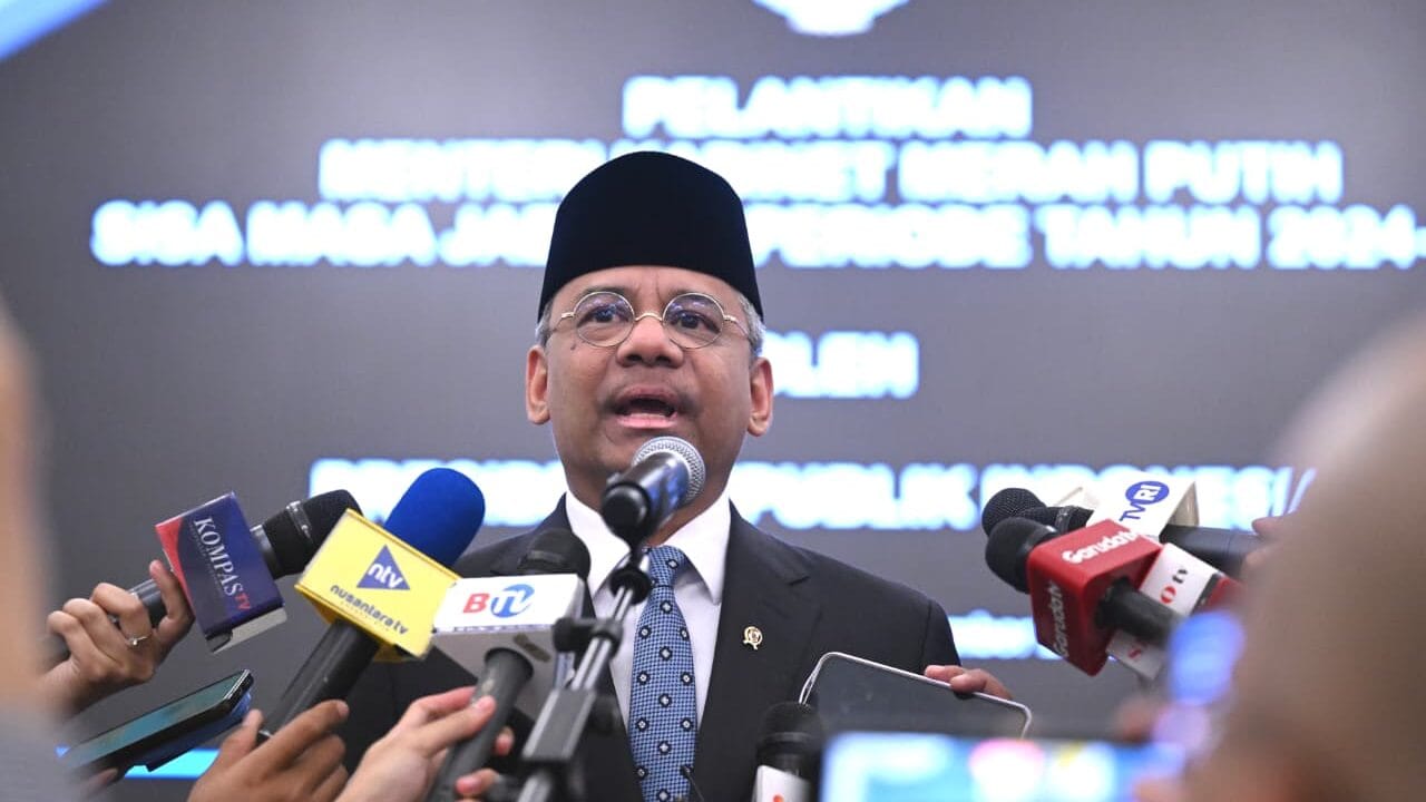 Suahasil Nazara memberikan keterangannya seusai dilantik Presiden Prabowo Subianto sebagai Menteri Keuangan Kabinet Merah Putih dalam sisa masa jabatan periode tahun 2024-2029 di Istana Negara, Jakarta, Senin (14/9/2026). (Foto BPMI Setpres)