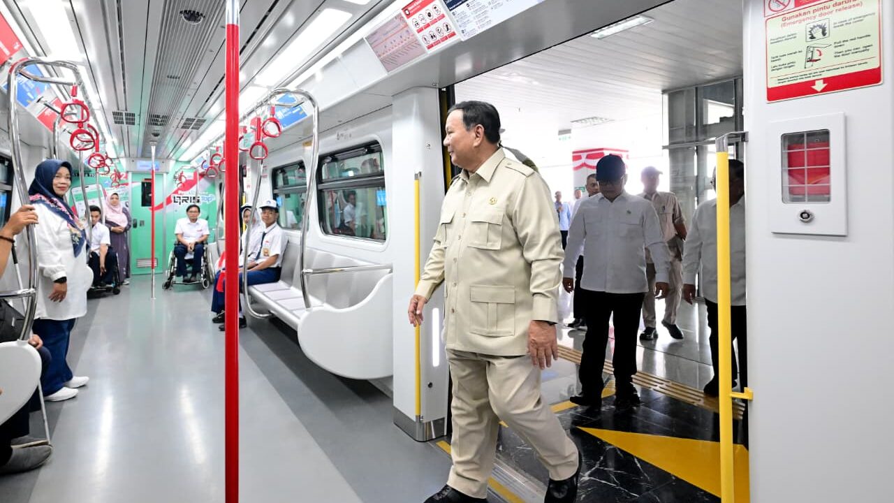 Presiden Prabowo Subianto menjajal perjalanan menggunakan LRT Jakarta jalur Kelapa Gading–Manggarai, Jakarta, Rabu (16/9/2026). (BPMI Setpres)