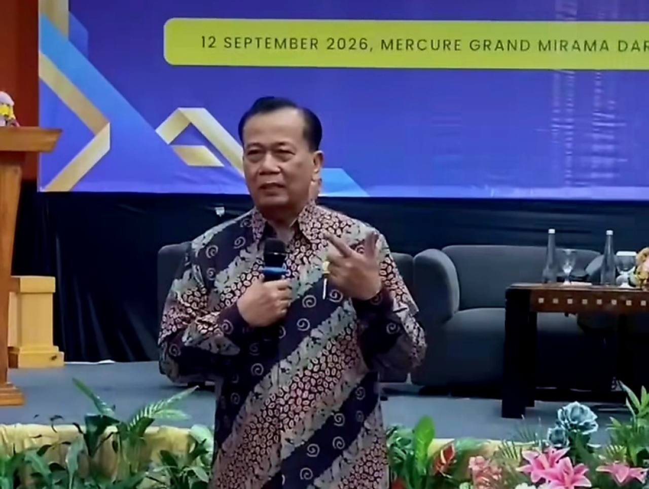 Anggota Komisi E DPRD Jatim Rasiyo memberikan sosialisasi bahaya narkoba kepada perwakilan pelajar di Surabaya dalam upaya mewujudkan generasi muda sehat dan produktif menuju Jawa Timur Bersinar di Mercure Grand Mirama Darmo, Surabaya, Sabtu (12/9/2026).
