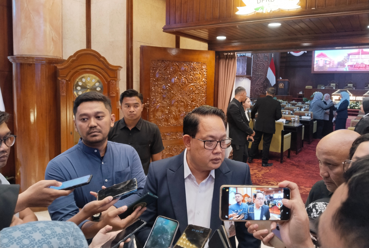 Sekdaprov Jatim Adhy Karyono saat ditemui usai menghadiri rapat Paripurna DPRD Jatim, Selasa (2/9/2026).
