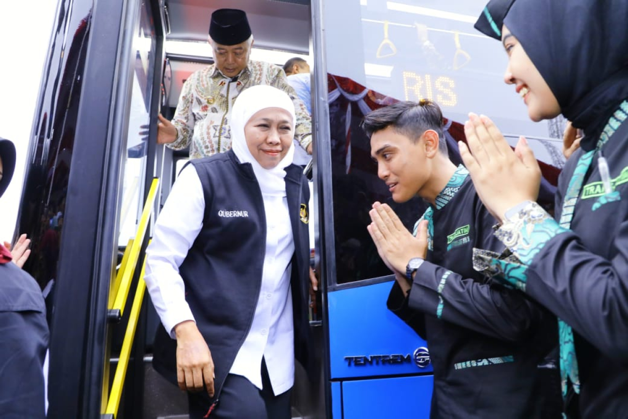 Gubernur Jawa Timur Khofifah Indar Parawansa meluncurkan Bus Transjatim Koridor I Malang Raya di Balai Kota Malang, Kamis (20/11/2025).