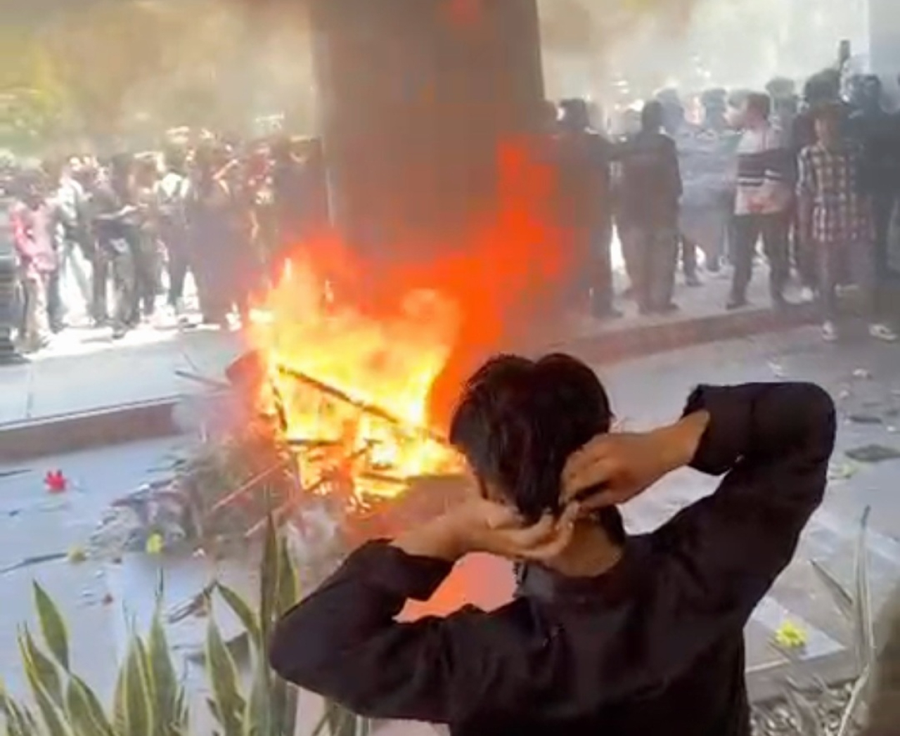Aksi bakar-bakar mahasiswa UINSA Surabaya mendesak Muzakki turun dari jabatan Rektor periode 2026-2030.