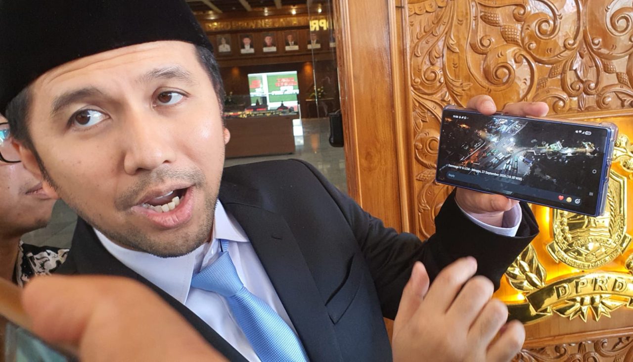 Wagub Emil Dardak tunjukkan bukti perilaku sejumlah kendaraan yang mengambil jalur berlawanan arah atau “ngeblong” untuk menerobos antrean, Senin (28/9/2026).