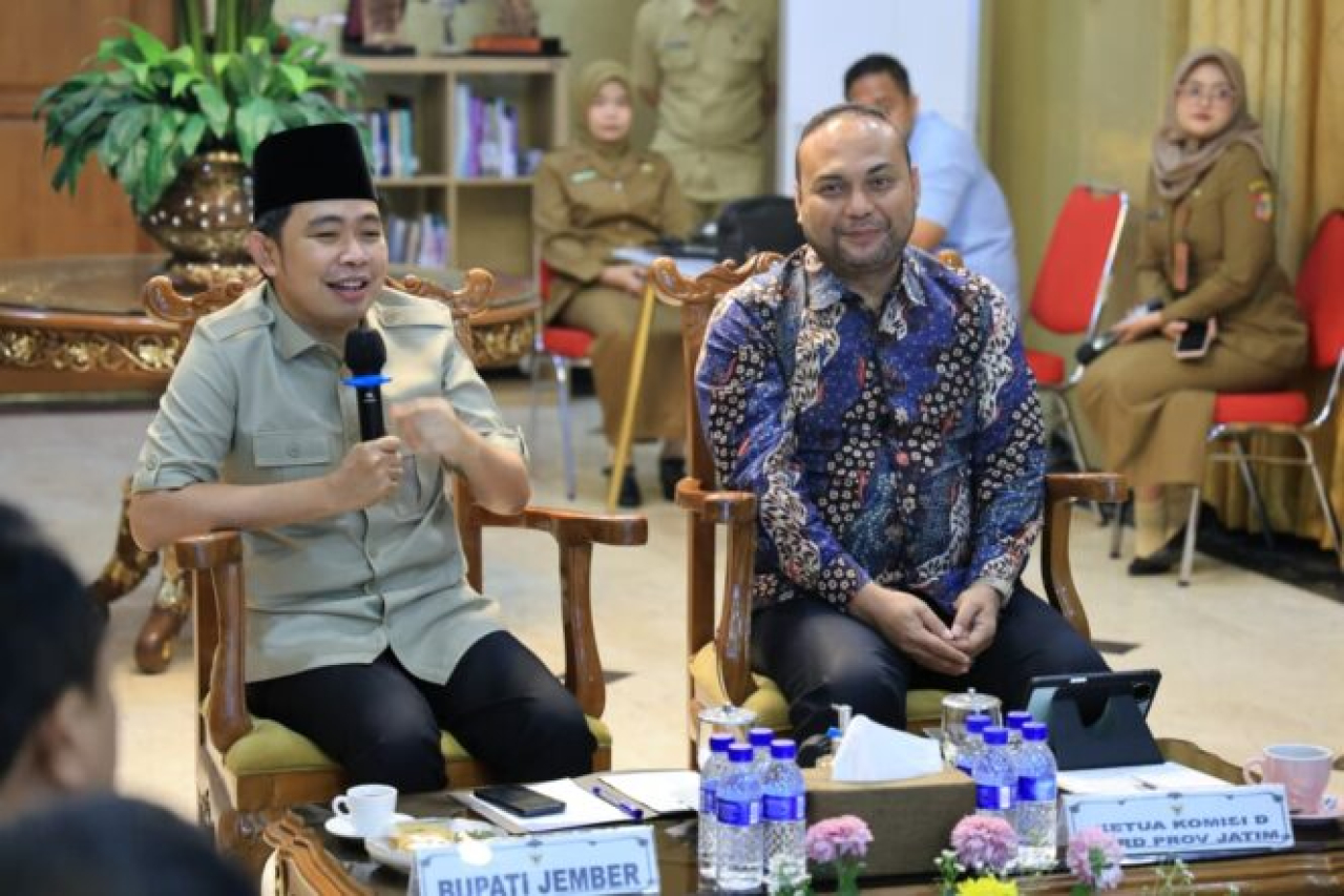 Ketua Komisi D DPRD Jatim, Abdul Halim (kanan) bersama Bupati Jember Gus Fawait
