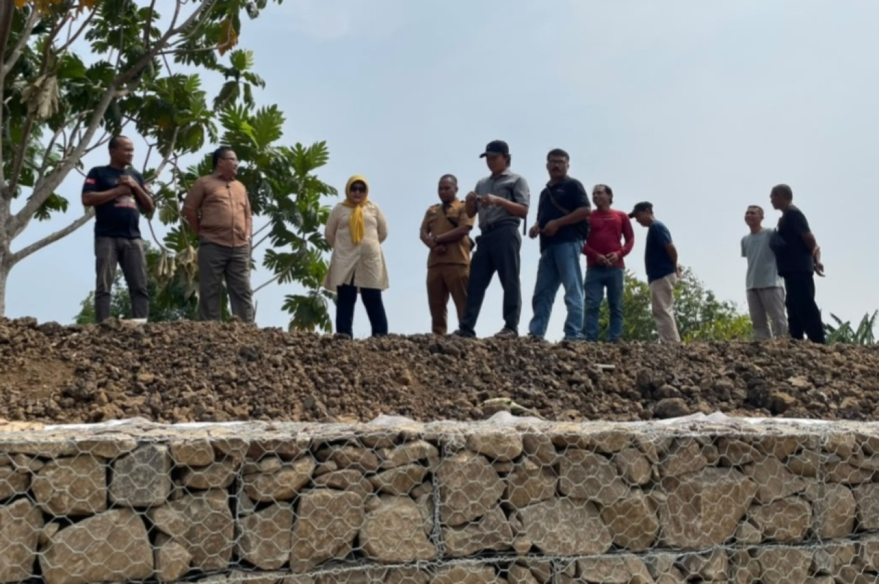 Atika Banowati (kiri) bersama Ali Mufthi meninjau tanggul bronjong sepanjang 130 meter di Kelurahan Kepatihan dan Surodikraman, Ponorogo, Senin (26/10/2026).