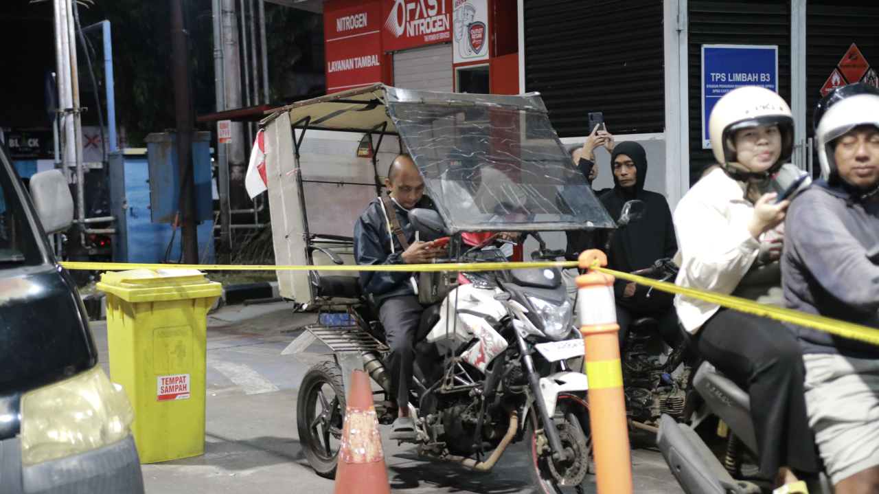Antrean BBM di SPBU Jember