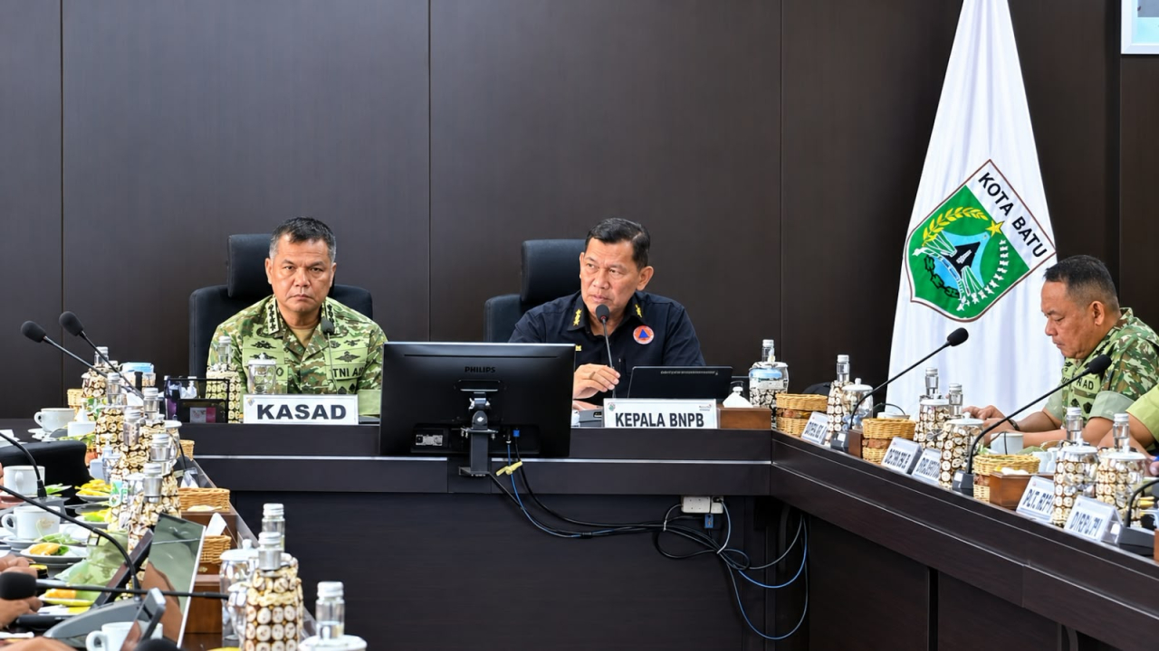 Kepala BNPB Letjen TNI Kristomei Sianturi Bersama KSAD Jenderal TNI Tandyo Budi Revita dalam Rapat Koordinasi Penanganan Karhutla Provinsi Jawa Timur di Balai Kota Among Tani, Kota Batu, Jawa Timur, Jumat (23/10/2026).