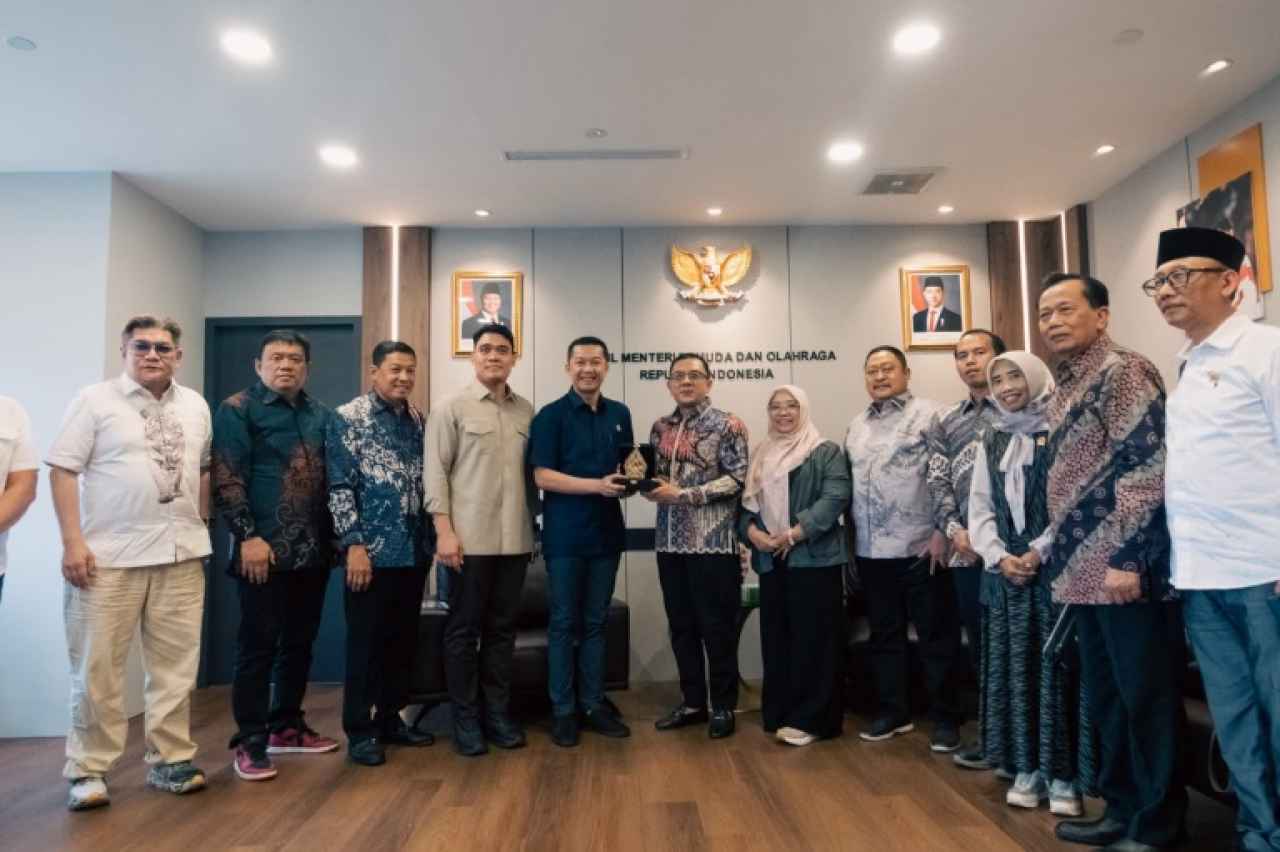 DPRD Jatim saat menemui Wamenpora Taufik Hidayat di Kemenpora, Jakarta, membahas penguatan pembinaan olahraga dan jaminan kesejahteraan atlet setelah pensiun.