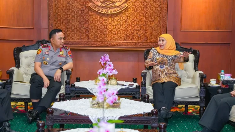 Gubernur Khofifah saat menerima kunjungan Kapolda Jawa Timur Irjen Pol Dekananto Eko Purwono di Gedung Negara Grahadi (Foto Humas Jatim)