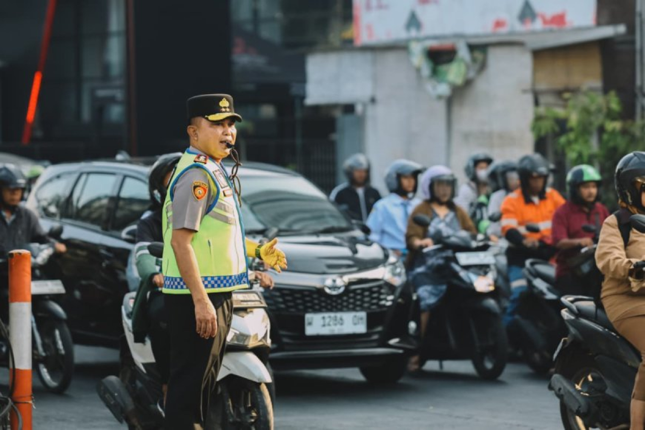 Kapolda Jatim Irjen Pol Dekananto Eko Purwono bersama Wakapolda dan pejabat utama Polda Jatim meninjau pengaturan lalu lintas di sejumlah ruas jalan Surabaya, Senin (19/10/2026), untuk memastikan kelancaran arus kendaraan serta optimalisasi pelayanan dan 