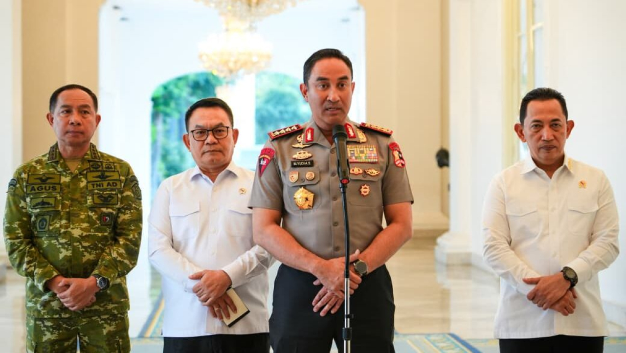 Kapolri Jenderal Suyudi Ario Seto menyampaikan keterangannya usai mengikuti rapat terbatas yang dipimpin Presiden Prabowo Subianto di Istana Merdeka, Jakarta, Senin (19/10/2026). (BPMI Setpres)