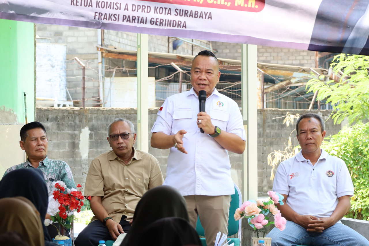 Ketua Komisi A DPRD Kota Surabaya Yona Bagus Widyatmoko saat reses di Warugunung