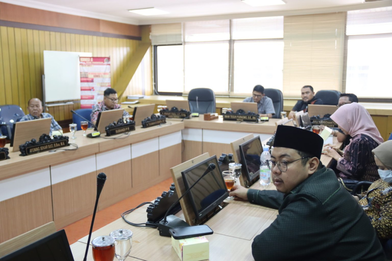 Komisi A DPRD Jatim saat berdiskusi dengan jajaran Komisi A DPRD Jawa Tengah terkait kajian dana cadangan Pilkada untuk mengantisipasi kebutuhan anggaran dan menjaga stabilitas fiskal daerah.