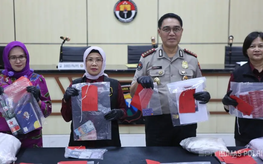 Kabid Humas Polda Jatim Kombes Pol Jules Abraham Abast bersama Dirres PPA dan PPO Polda Jatim Kombes Pol Ganis Setyaningrum menyampaikan pengungkapan kasus dugaan tindak pidana perdagangan orang (TPPO) bermodus eksploitasi seksual melalui prostitusi darin