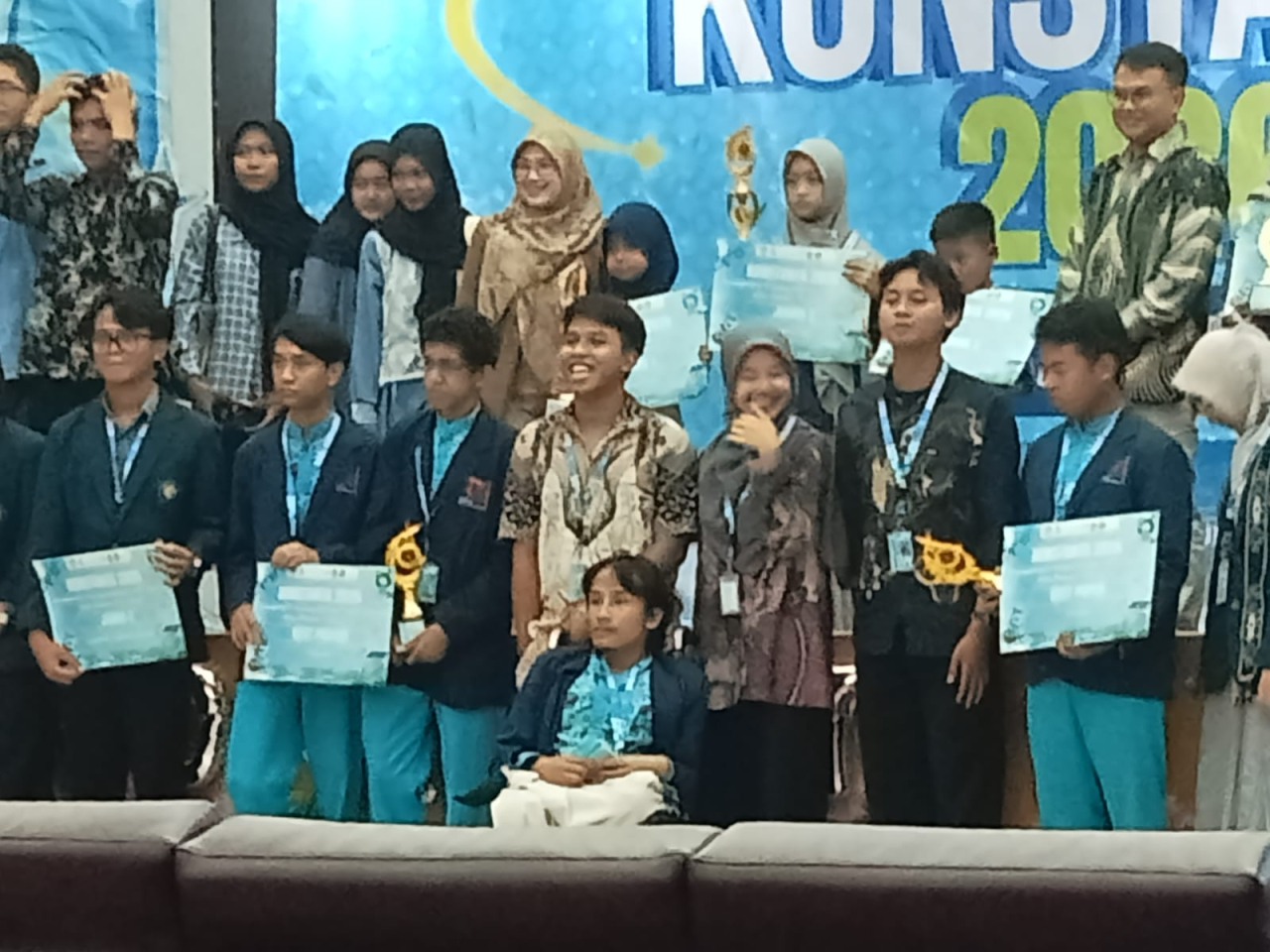 SMA Muhammadiyah 10 Surabaya (SMAM X) sabet dua juara dalam Lomba Esai Konstanta Fisika Unesa 2026. (Foto: Ist)