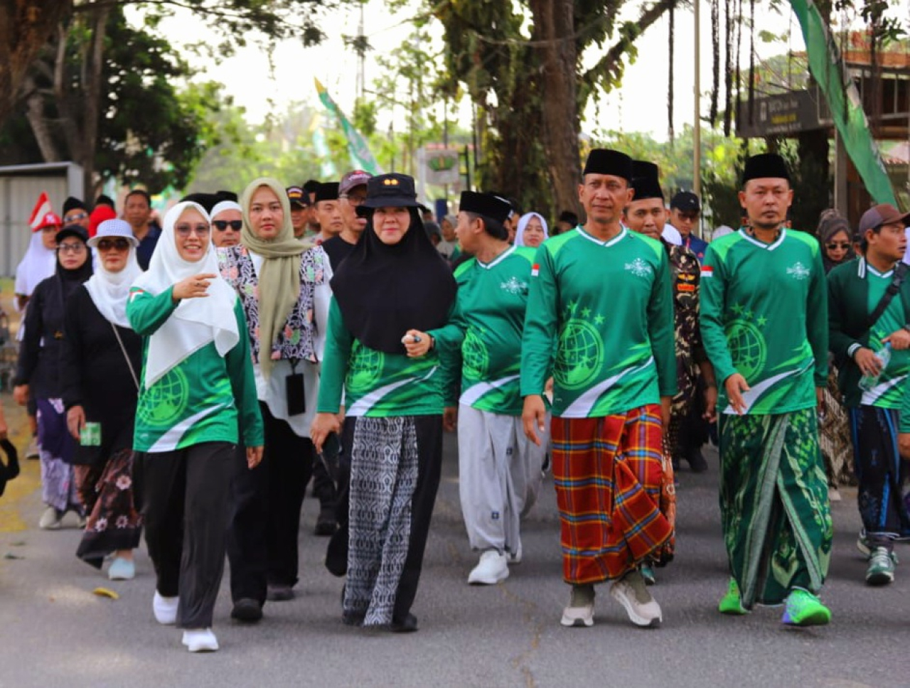 Wakil Ketua DPRD Jawa Timur Sri Wahyuni bersama Bupati Bojonegoro Setyo Wahono mengikuti jalan sehat bersarung yang digelar PCNU Bojonegoro dalam rangka memperingati Hari Santri Nasional 2026 di kawasan Unugiri, Bojonegoro, Minggu (25/10/2026).