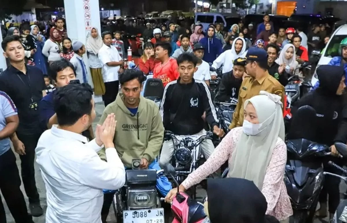 Wakil Gubernur Jawa Timur Emil Dardak saat menyapa warga Jember yang tengah antre BBM di salah satu SPBU.