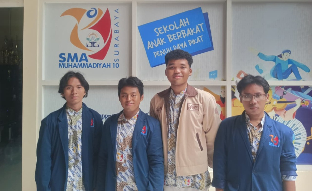 Almassifa Maulana Hafidz dari kelas XII SEB 1, Miftah Faried Fahmi Naja dan Yusuf Iqbal Maulana dari kelas XII SOSHUM, serta Ghazi Habibullah dari kelas XI ST 2. (Foto: Ist)